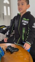 Le petit frère qui te demande toujours de l’aide 