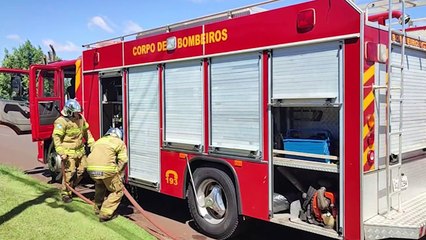 Incêndio em veículo Corsa mobiliza Corpo de Bombeiros na Rua Noel Rosa