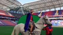 Su un cavallo nello stadio: la surreale presentazione di Pjanic al CSKA Mosca