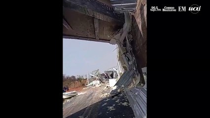 Carreta bate carga em pontilhão e fecha BR-365 em trecho urbano de Uberlândia