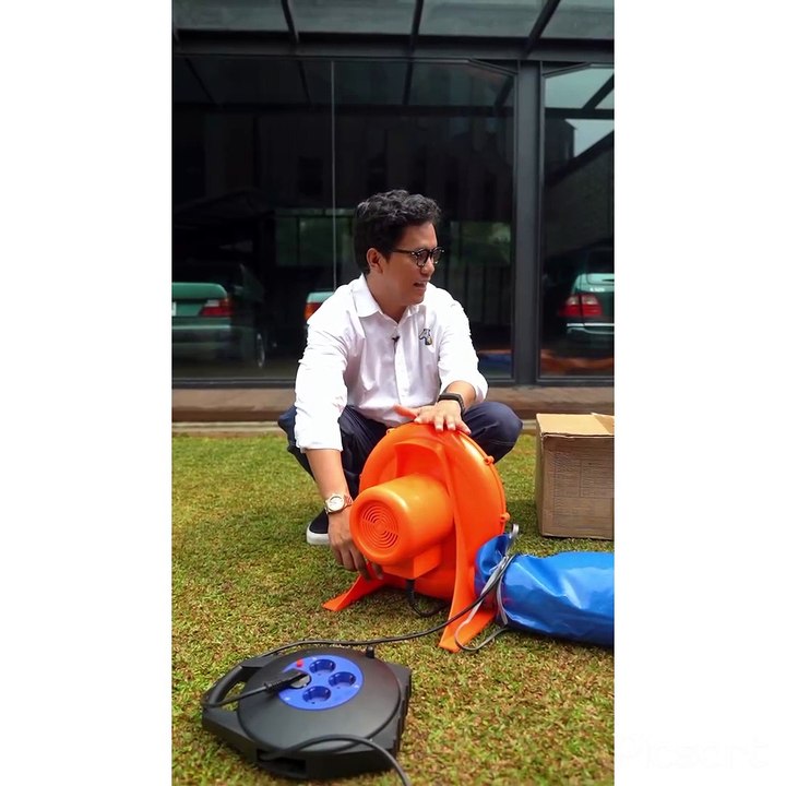 Momen Arief Muhammad Buatin Kolam Untuk Bermain Mandi Bola Para Karyawannya