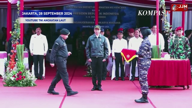 Momen Jokowi Terima Brevet Kehormatan Hiu Kencana, Disematkan oleh Panglima TNI