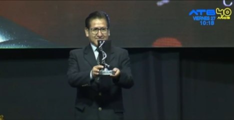 El doctor Israel Arce Antezana recibe el premio en representación de la Sociedad Boliviana de Medicina General