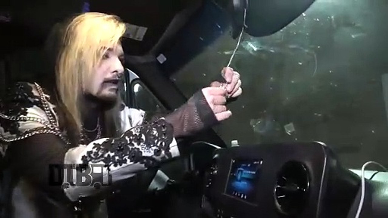 Dark Divine - BUS INVADERS Ep. 1961
