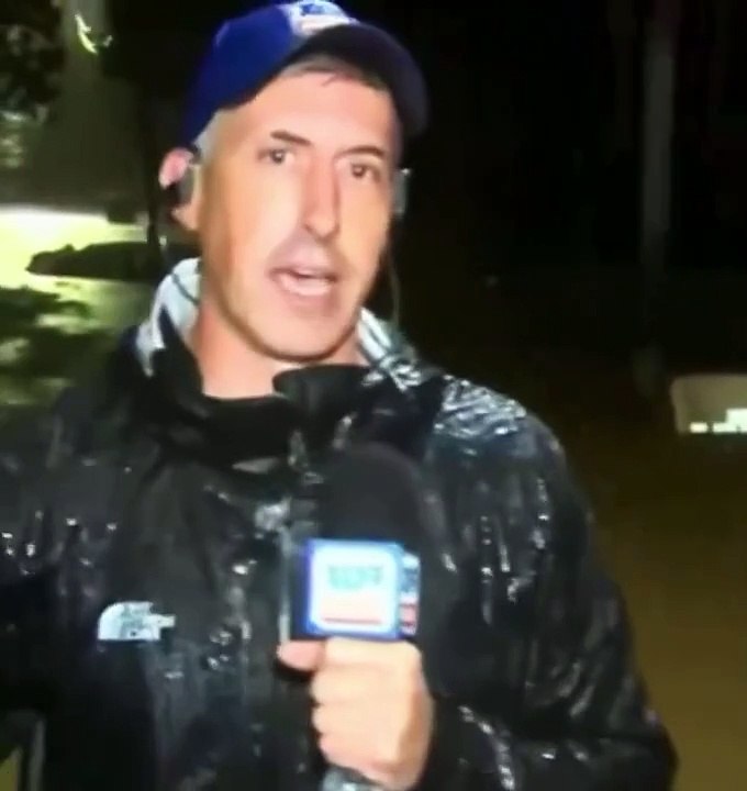 Ouragan Helene aux USA : Cette nuit, en plein direct, le Mr Météo de Fox News, Bob Van Dillen, lâche son micro et part à la nage sauver une femme bloquée dans sa voiture !