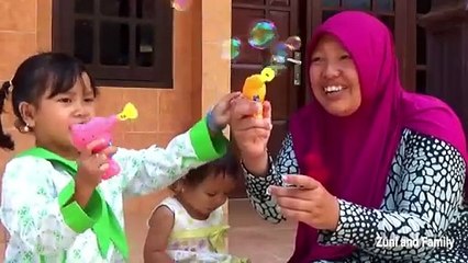 Bermain Mainan Anak Soap Bubble Gun Toy For Kids - Playtime Fun with Zuni and Family