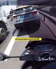 Bu sefer kazaya trafik polisi karıştı! Peki hatalı kim?