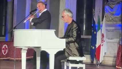 Andrea Bocelli emoziona Palazzo Vecchio con la sua esibizione al piano (senza cantare)
