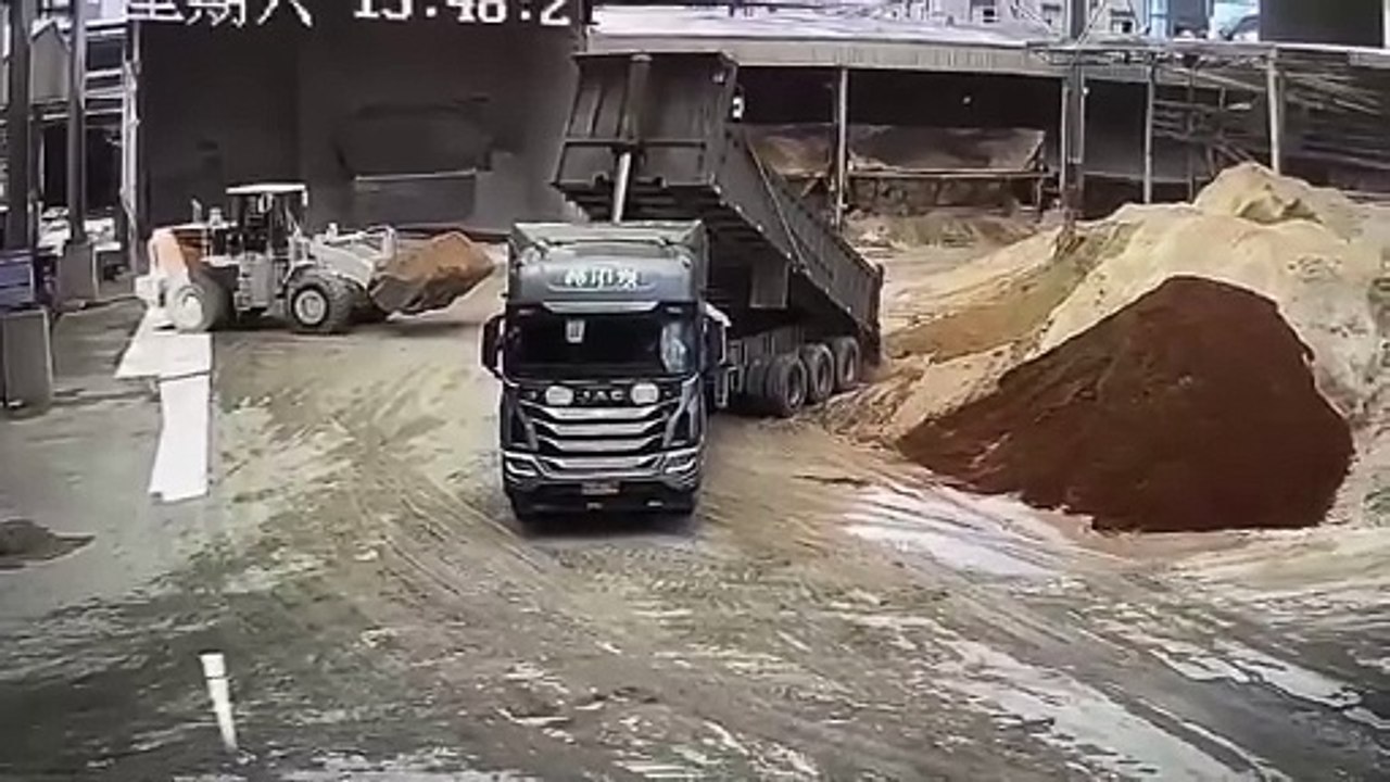 Ce conducteur de camion va vivre une expérience incroyable... un réflexe exceptionnel !