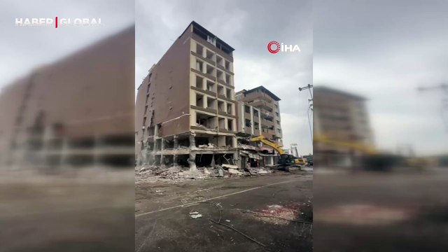 8 katlı bina iş makinesinin dokunuşuyla yerle bir oldu