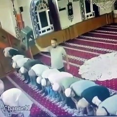 Camiye geldi, tabure ile imamın kafasına vurdu