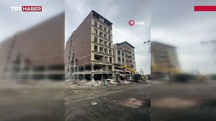 8 katlı bina iş makinesinin bir darbesiyle yerle bir oldu