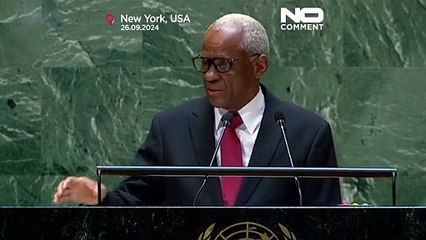 Video herunterladen: VÍDEO: El representante de Haití protagoniza un divertido momento en la ONU con una jarra de agua