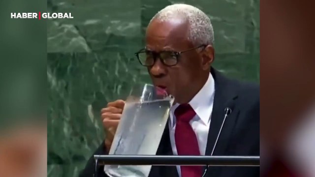 Haiti Devlet Başkanı, BM'de konuşma yaparken suyu sürahiden içmeye çalıştı
