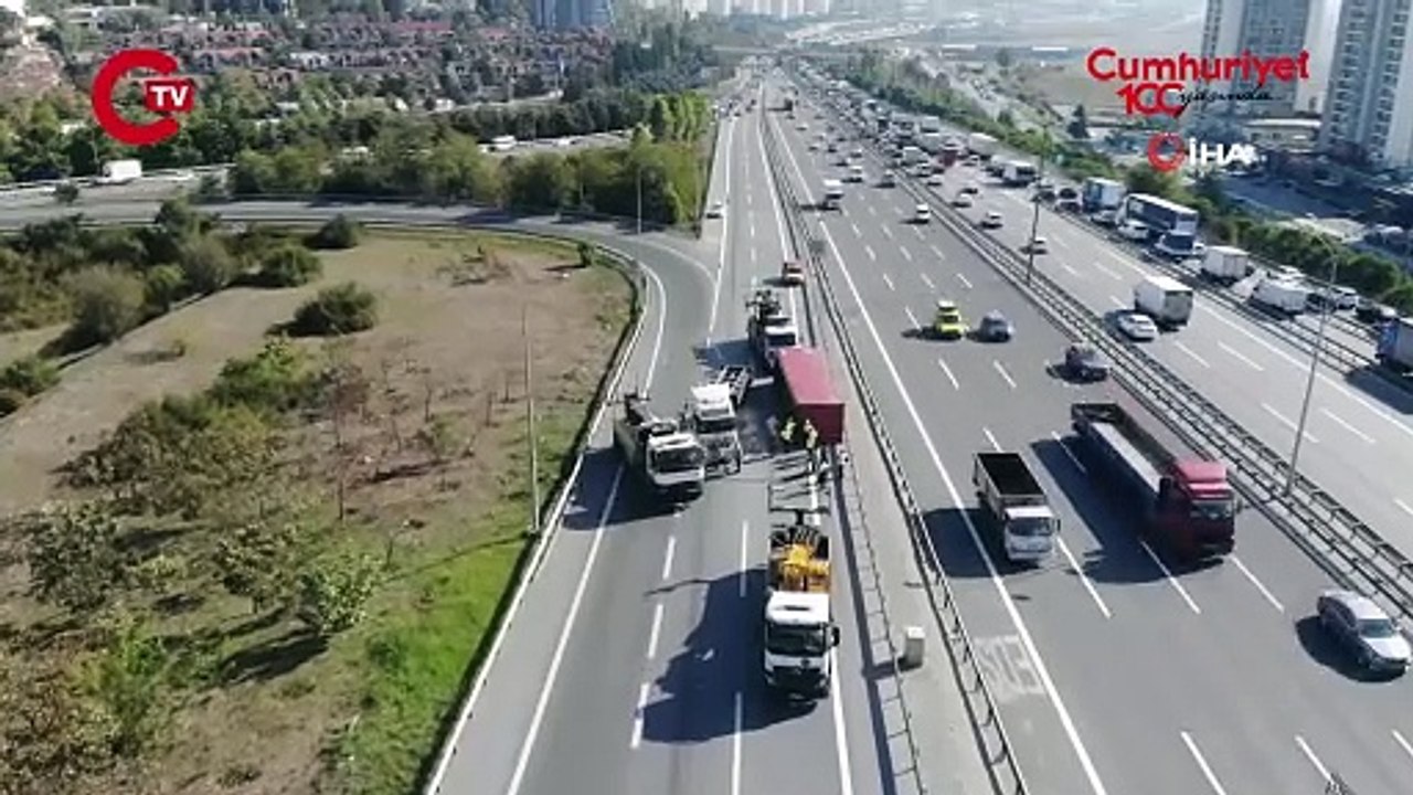 Tem Otoyolu Avcılar gişeleri mevkiinde tır devrildi, yan yol tamamen kapandı