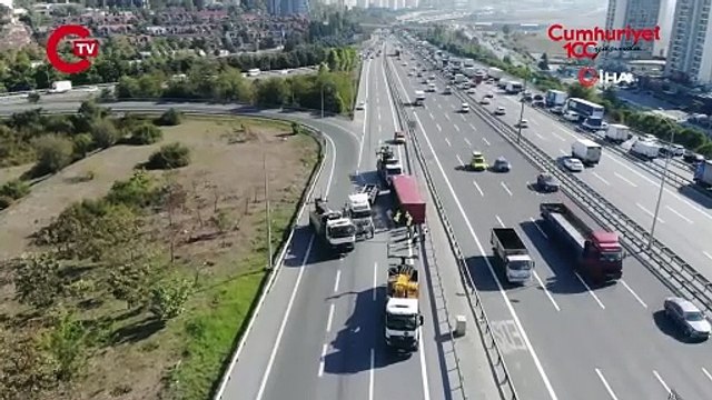 Tem Otoyolu Avcılar gişeleri mevkiinde tır devrildi, yan yol tamamen kapandı