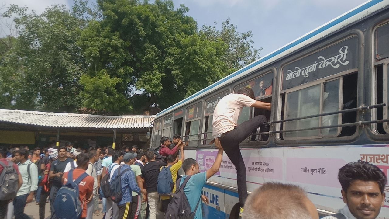 CET EXAM 2024: खिड़की से रोडवेज बस के अंदर घुसे परीक्षार्थी