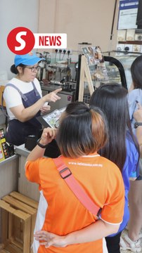 Mahkota polls: Voters queue up for free Taiwan popcorn chicken