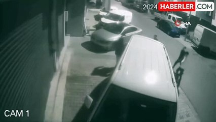 Sultanbeyli'de Hırsızlık Anları Kamerada: Arkadaşının Omzuna Çıkarak Kıyafet Çaldılar