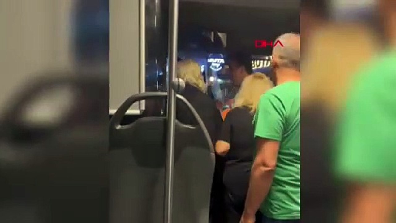 İstanbul- Kadıköy'de trafikte kavga eden otobüs şoförünü polis sakinleştirdi