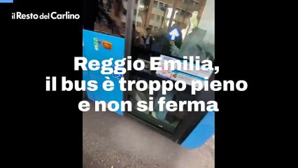 Reggio Emilia, il bus ? troppo pieno e non si ferma: il video