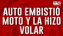 Tremendo accidente: automóvil embistió a moto y la hizo volar por el aire