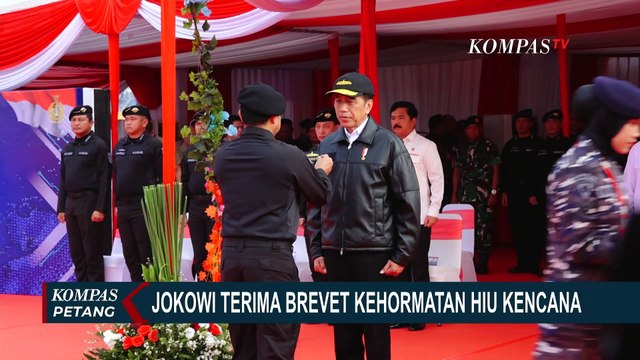 Panglima TNI Sematkan Brevet Hiu Kencana ke Presiden Jokowi, Kehormatan Satuan Kapal Selam TNI AL