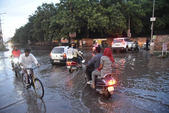 नाले का पानी फिर से रोड पर फैल गया, कई कॉलोनियों के घरों में बेसमेंट तक पहुंचा