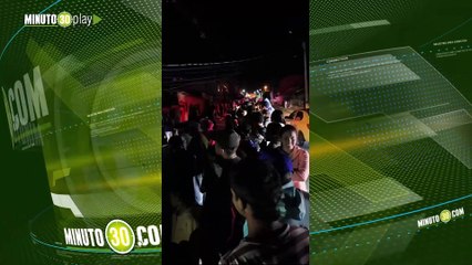 Iba muy 'arriado'! Camioneta se fue contra un poste en Sonsón y dejó al barrio sin luz