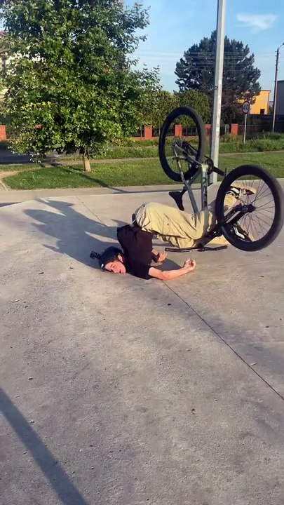 #bike #jump #dirt #dirtbike #mtb #mtblife #mtblove #kellys #kellysbikes #oneal #leszno #poland #polska  #r...l #downhillmtb #barspin #bar #barspins #whip #scrub #90 #backflip  #backflips #usa #fail  #backflip #backflip #fail #fails