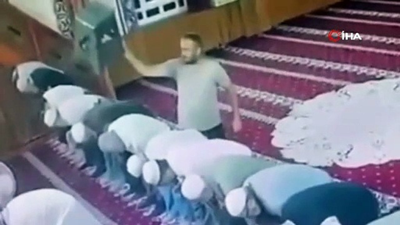 İmama tabure ile vurdu, cemaat vantilatör ile kovaladı