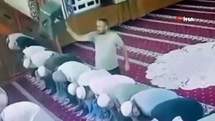 İmama tabure ile vurdu, cemaat vantilatör ile kovaladı