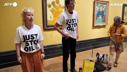 Londra, tornano gli eco-attivisti: zuppa sui girasoli di Van Gogh