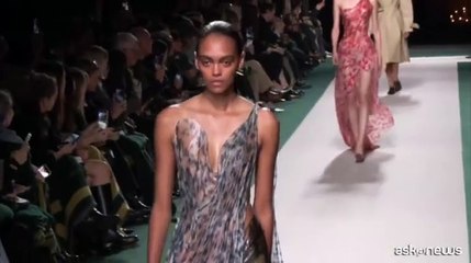 Moda Parigi, la sfilata di Victoria Beckham tra spacchi e trasparenze