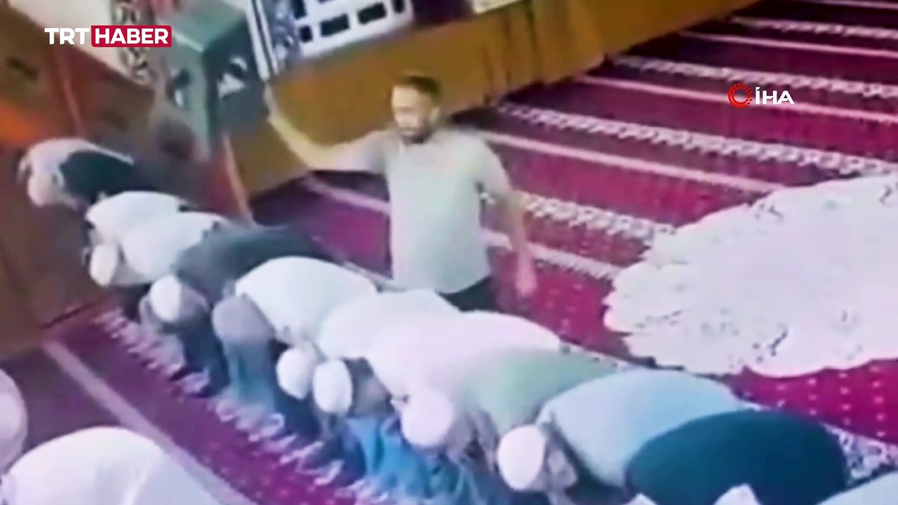 İmama tabure ile vurdu, cemaat vantilatör ile kovaladı