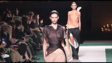 Moda Parigi, la sfilata di Victoria Beckham tra spacchi e trasparenze
