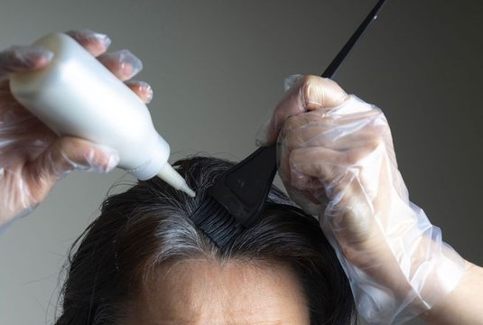 Coloration des cheveux maison : les meilleurs conseils pour la réussir comme une pro