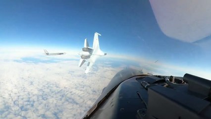 Il caccia russo sbuca da dietro e sfiora un F16 Usa: il video del pericoloso incontro ravvicinato