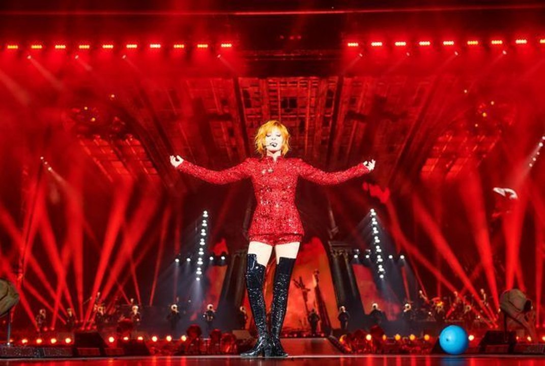 Mylène Farmer enflamme le Stade de France grâce à ce total look rouge signé par ce célèbre styliste belge