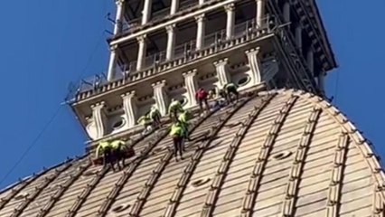 Скачать видео: La cupola della Mole come una montagna: la spettacolare esibizione per i 70 anni del Soccorso alpino