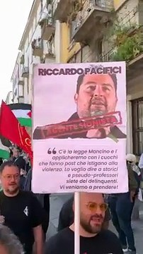 Milano, manifestazioni pro Palestina: cartelli contro Segre, Crosetto e Elkann
