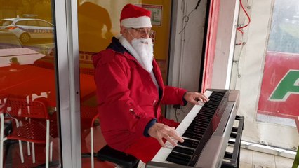 Le Père-Noël au piano