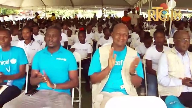 Responsab yo nan OCCED'H remèt kit eskolè bay plis pase 1000 timoun nan okazyon rewouvèti lekòl la.