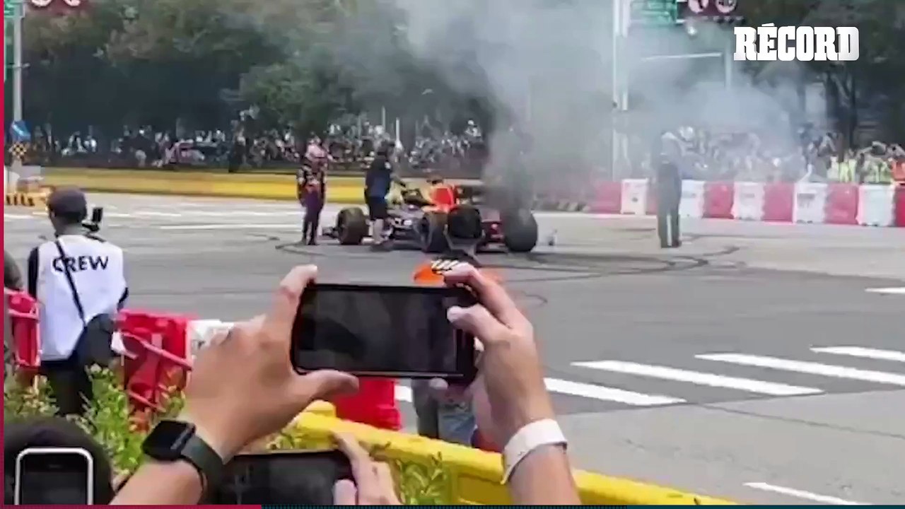 Yuki Tsunoda INCENDIA auto RB8 de Red Bull durante SHOW run en Taiwán
