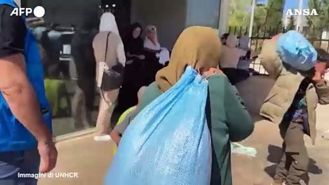 Libano, fuga dagli attacchi israeliani: la popolazione ripara in Siria