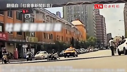 台中女子模仿狗爬過馬路，男伴雙手插腰監督引發熱議🐶