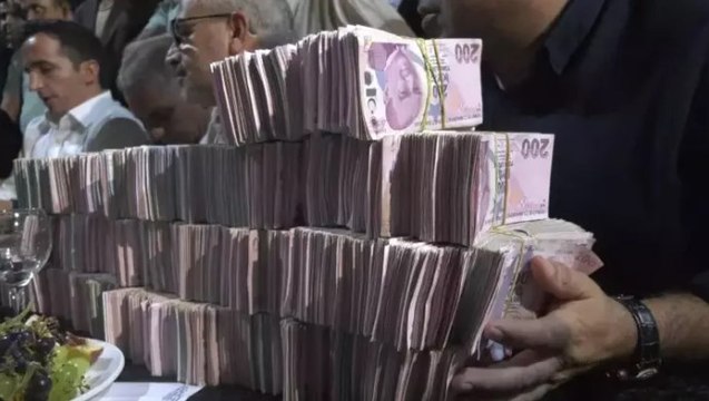 Aşiret düğününde geline 3 kilo altın, damada 4 milyon TL takıldı