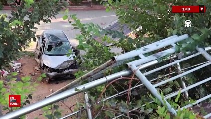 İzmir'de otomobil 10 metreden apartmanın bahçesine düştü
