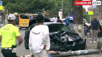 Kadıköy'de Kontrolden Çıkan Otomobil Aydınlatma Direğine Çarptı