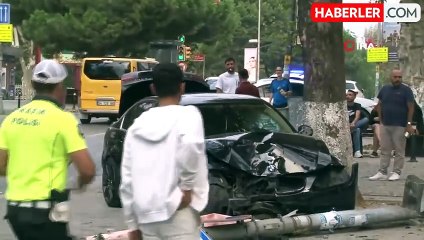 Kadıköy'de Kontrolden Çıkan Otomobil Aydınlatma Direğine Çarptı